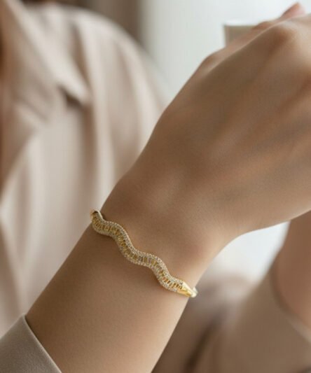 Stil İncisi/Xupıng Jewelry 14 Ayar Altın Kaplama, Zigzag Zirkon Taşlı Model Kelepçe